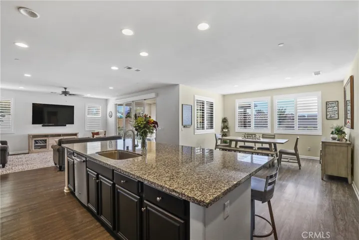 Large modern kitchen.