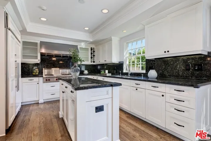 Gourmet center island kitchen