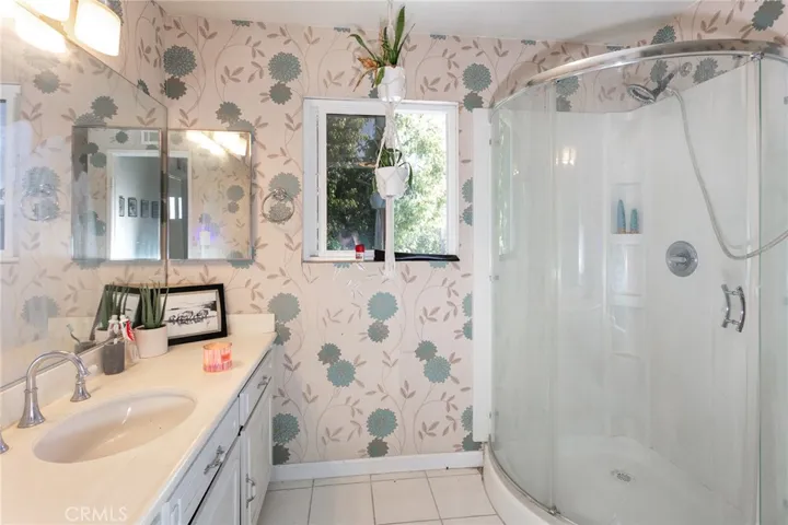 En suite primary bathroom