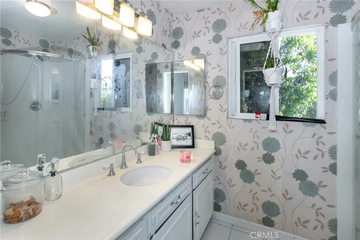En suite primary bathroom