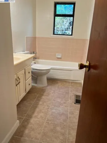 10611 Mark St, Oakland, California 94605
