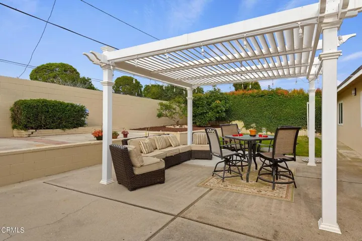 Backyard w Pergola