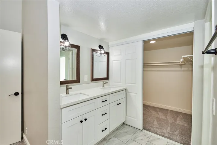 Master bathroom & walkin closet