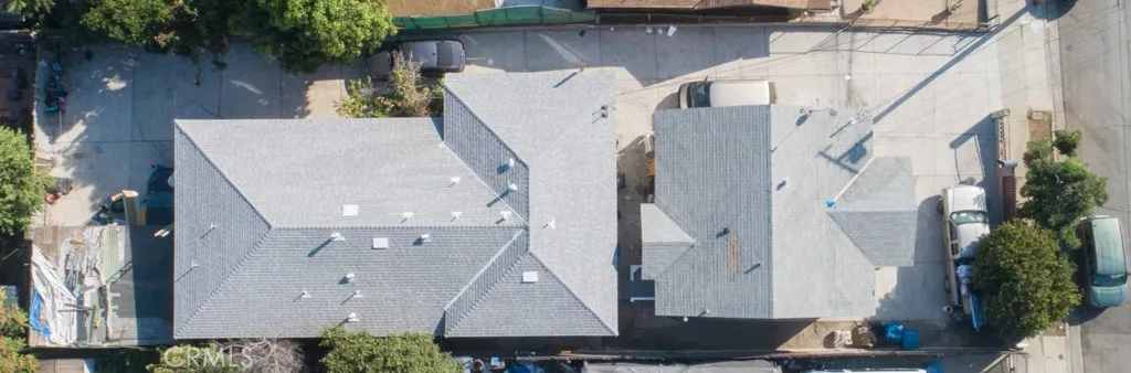 Large lot with 3 carports in the back