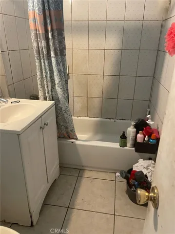 Back unit #914 
Bathroom