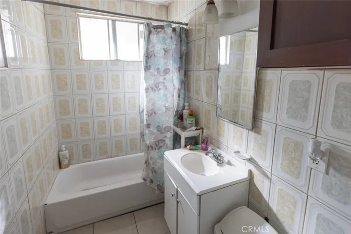 Middle unit #914 1/2
Bathroom