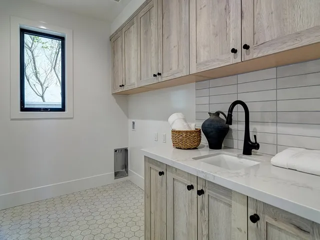 504 Acacia Avenue, Corona Del Mar, California 92625