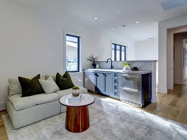 504 Acacia Avenue, Corona Del Mar, California 92625