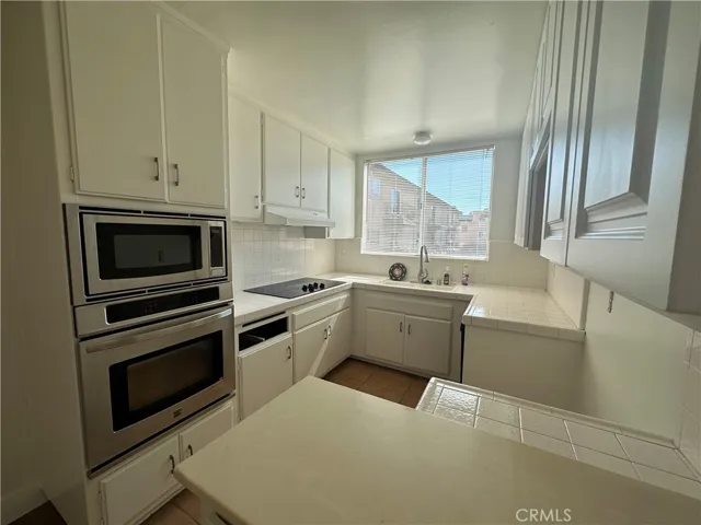 5429 Newcastle Avenue 213, Encino, California 91316