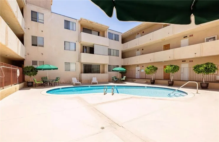 5429 Newcastle Avenue 213, Encino, California 91316