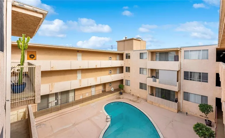 5429 Newcastle Avenue 213, Encino, California 91316