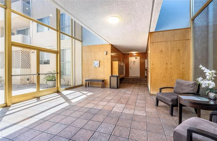 5429 Newcastle Avenue 213, Encino, California 91316