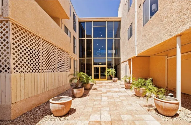 5429 Newcastle Avenue 213, Encino, California 91316