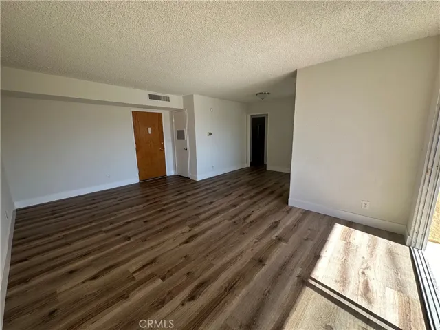 5429 Newcastle Avenue 213, Encino, California 91316