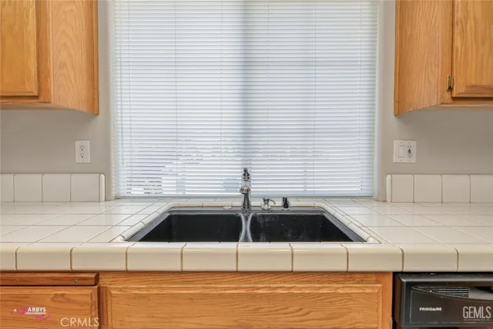 8213 Seven Hills W Drive, Bakersfield, California 93312