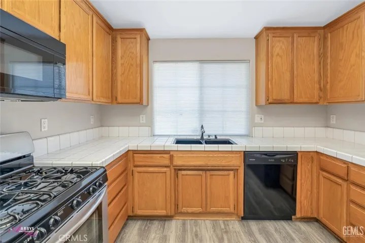 8213 Seven Hills W Drive, Bakersfield, California 93312