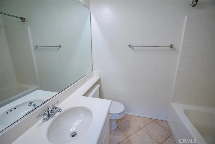 Upper level hallway bathroom shared by bedroom 1 and 2 on the upper level