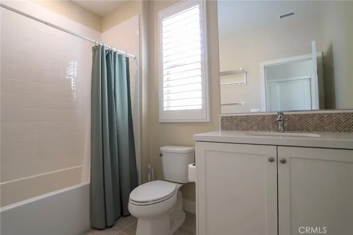 Bathroom upstairs 2