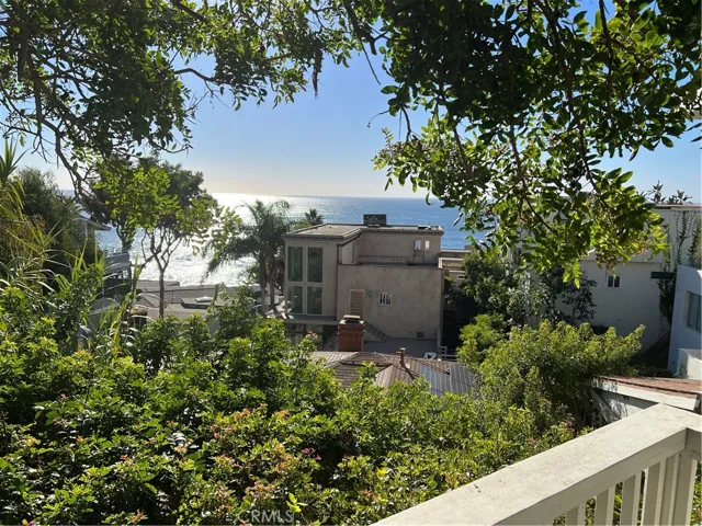 Beautiful ocean close neighborhood.