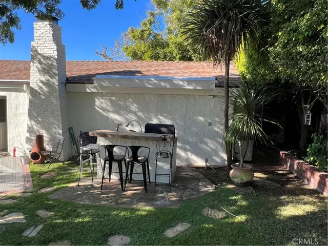 Outdoor private entertaining and relaxing bar.