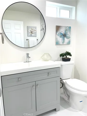 FRONT UNIT: MASTER BATHROOM