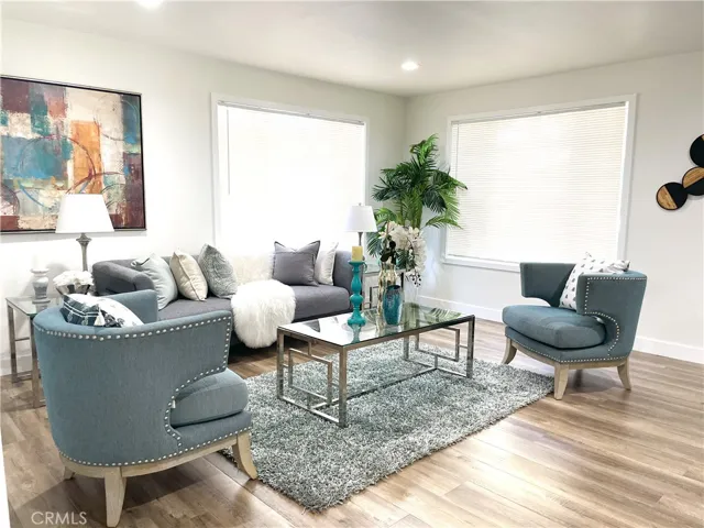 FRONT UNIT: LIVING ROOM