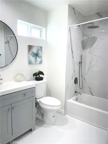 FRONT UNIT: MASTER BATHROOM