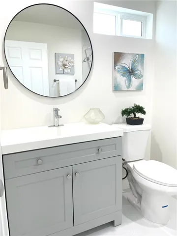 FRONT UNIT: MASTER BATHROOM