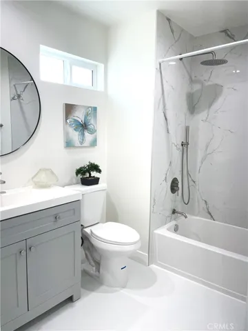 FRONT UNIT: MASTER BATHROOM