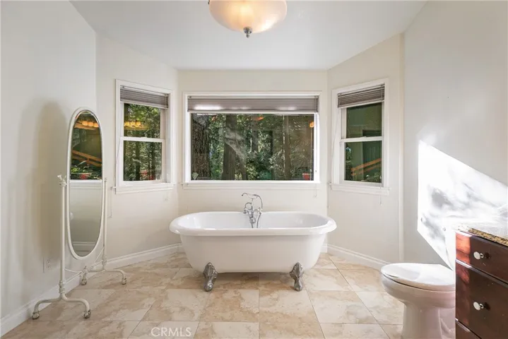 Master En-suite claw-foot soaking tub