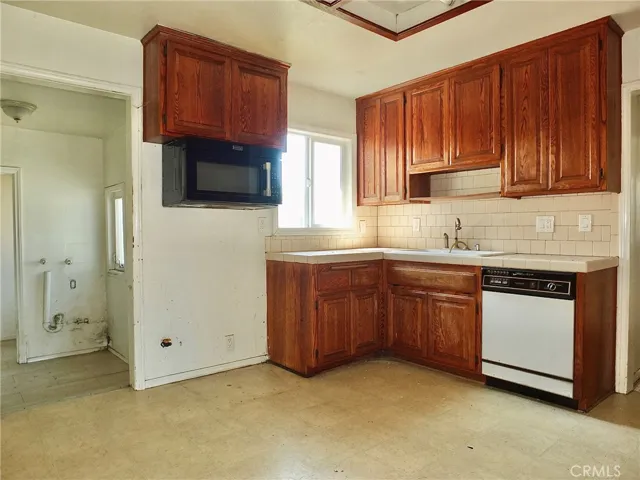 524 E 237th E Street, Carson, California 90745