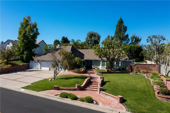 So inviting on a quiet street in a great neighborhood!