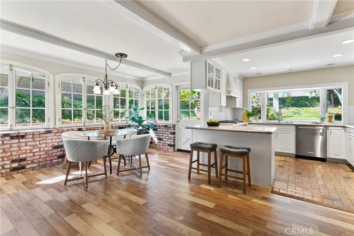 How pretty is this setting for your morning coffee!