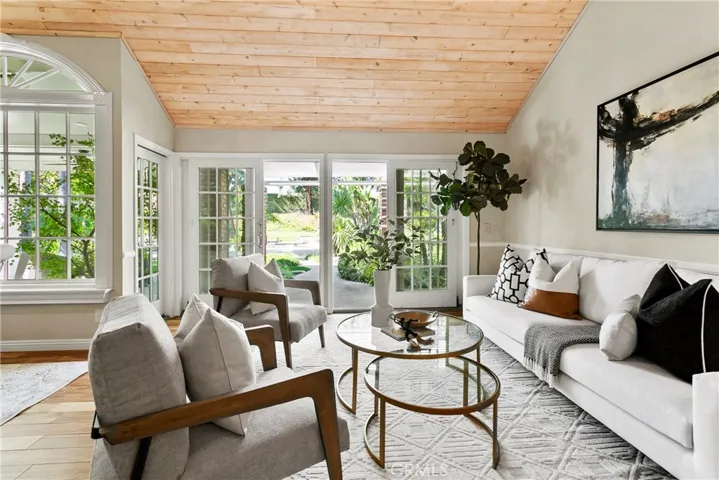 Peaceful & relaxing with easy access to the backyard