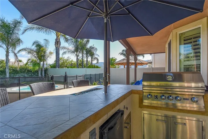  Bar area with fridge included