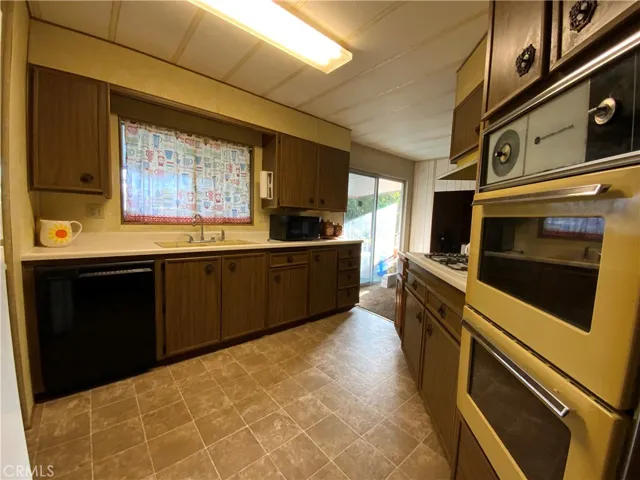 Open kitchen with great flow to dining room, living room, and breakfast area.