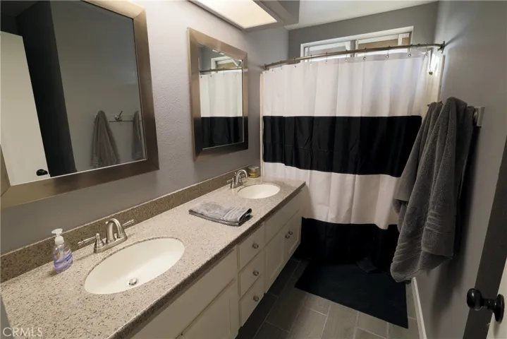 2nd floor full bathroom