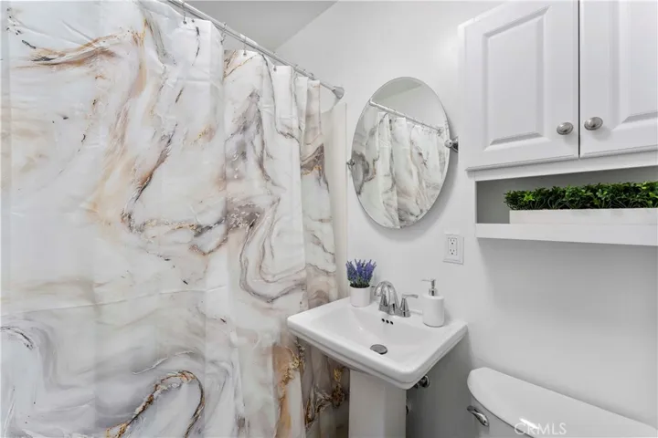 Full bath in the small hallway near the two bedrooms.