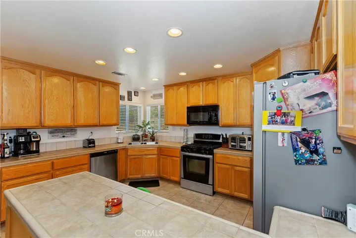 11221 Omelveny Road, Oak Hills, California 92344