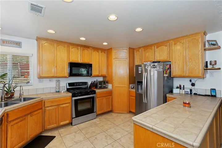 11221 Omelveny Road, Oak Hills, California 92344