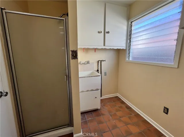 Laundry room with Shower, toilet & utilty sink