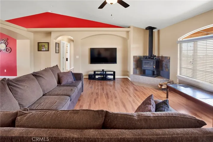 10570 Riggins Road, Phelan, California 92371