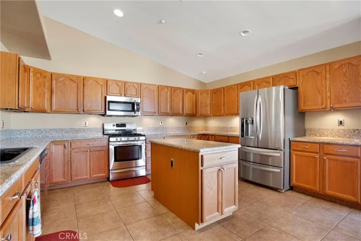 10570 Riggins Road, Phelan, California 92371