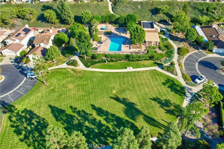 Community Pool & Spa and large greenbelt park is located just around the corner from your front door!