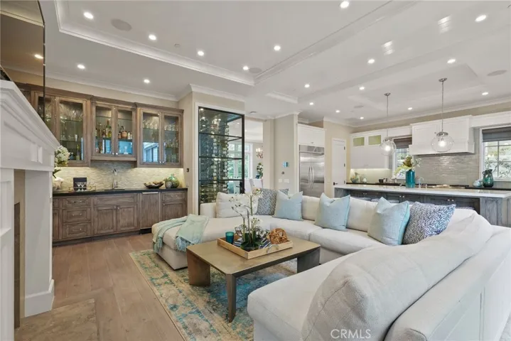 FamilyRoom, Bar &
Kitchen