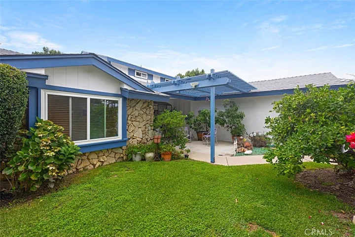 Front Yard/Court Yard