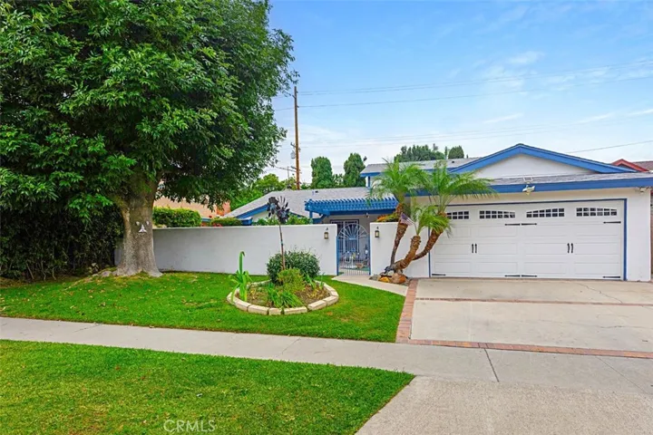 Front View & Front Yard