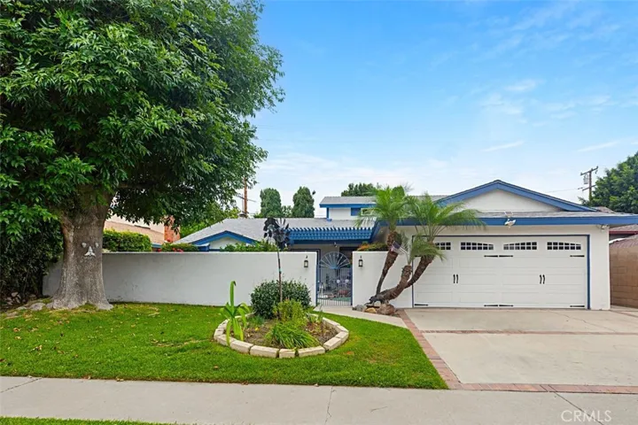 Front View & Front Yard