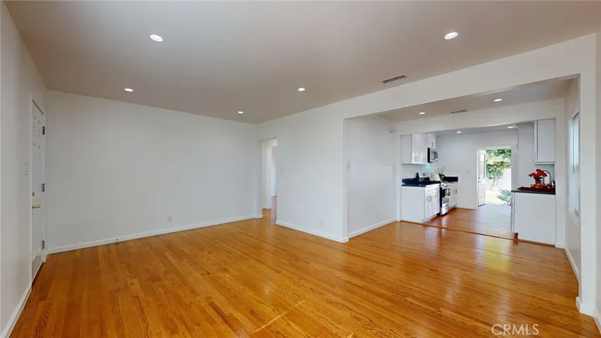 Beautiful open floor plan - Living room, Dining Room & Kitchen.