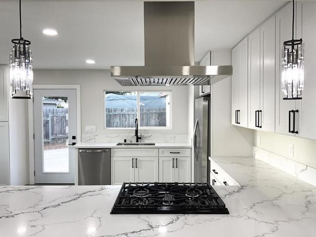 527 Mynah Place, Vista, California 92083